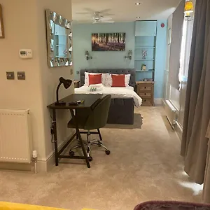 Apartment Flat Parking Off Road, Cheltenham