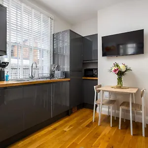 Apartment Contemporary Ground Floor - Town Centre With Parking!, Cheltenham